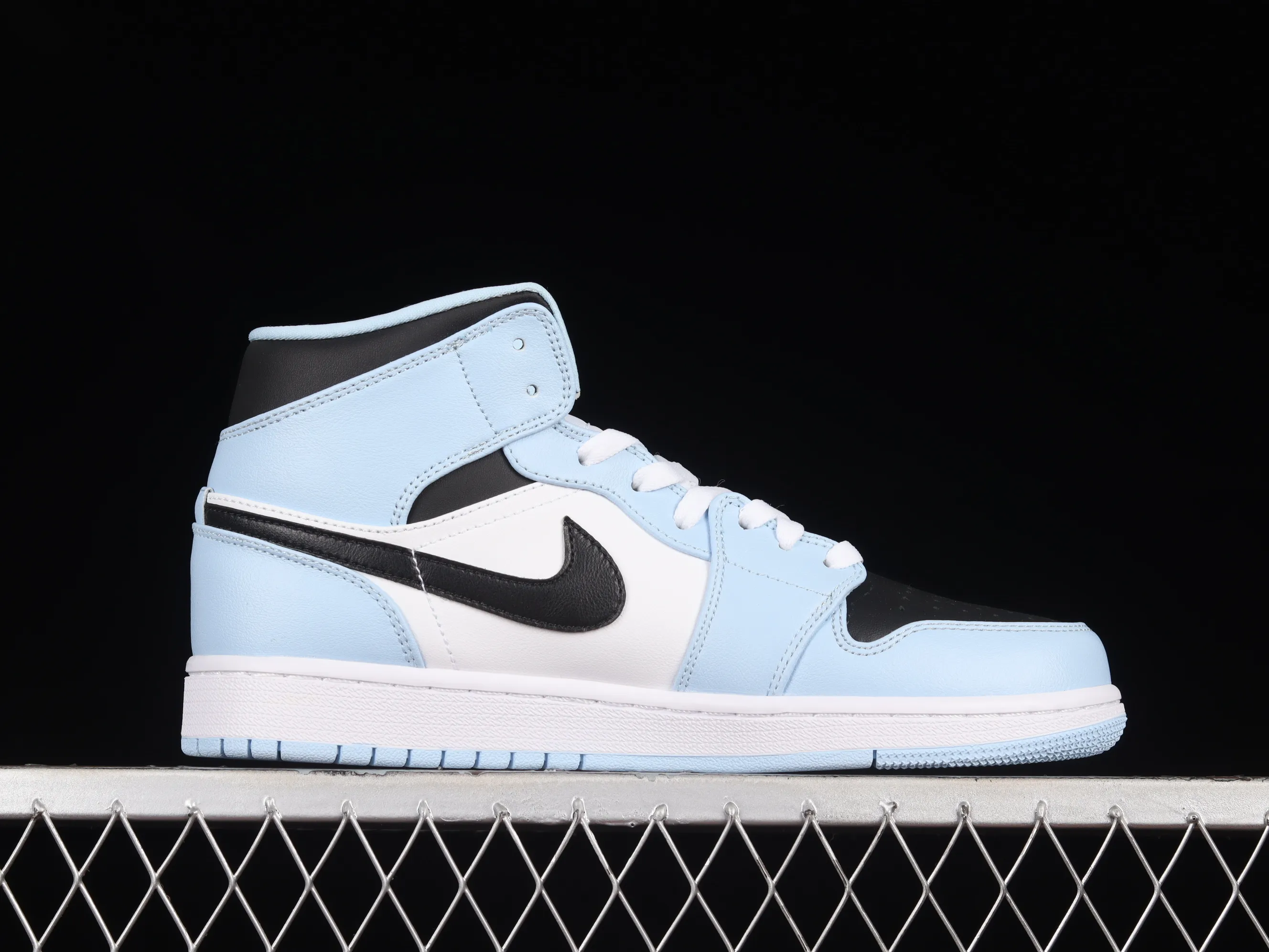 All Categories Air Jordan Jordan Series Basketball Shoes Air Jordan 1 Mid Air Jordan 1 Mid "University Blue" AJ1 Joe 1 Fresh Blue China Basketball Shoes 555112-401